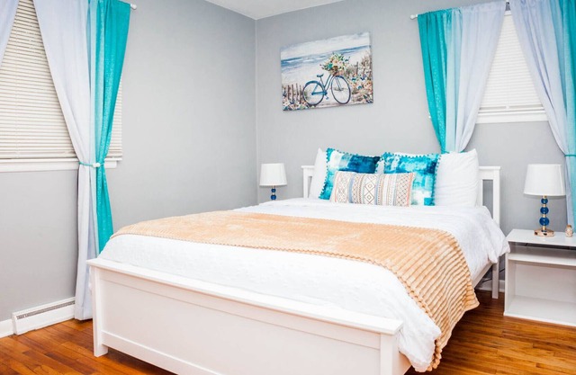 Beach-themed/No Stairs/Sleeps up to 12/W&D/FastWiFi/Near RagingWaves/Yorkville