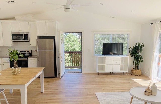 Beach town Country Stay- 10 minute drive from the ocean!!