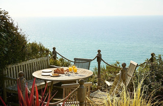 Beach View, occupe une position étonnante sur le front de mer à Southbourne, un emplacement privilégié avec de beaux paysages côtiers. En savoir plus sur cette maison de vacances ici.