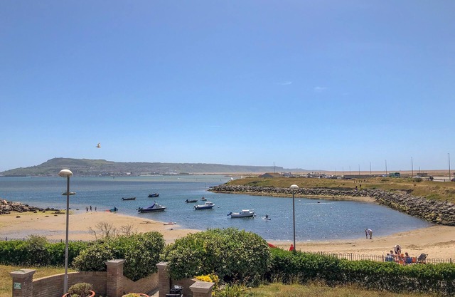 BEACH VIEW HOUSE, family friendly, with a garden in Wyke Regis