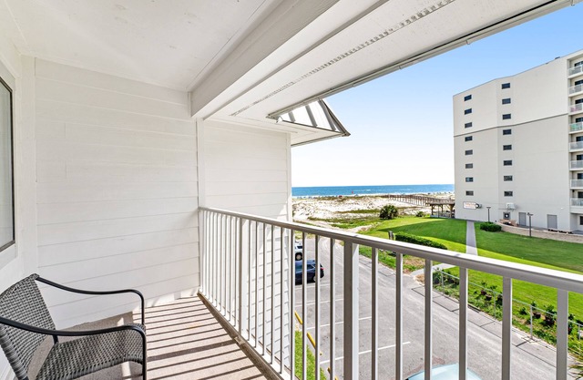 NOUVELLE LISTE! Retraite vue sur la plage avec salle de sport, piscine, bain à remous et accès à la plage communs