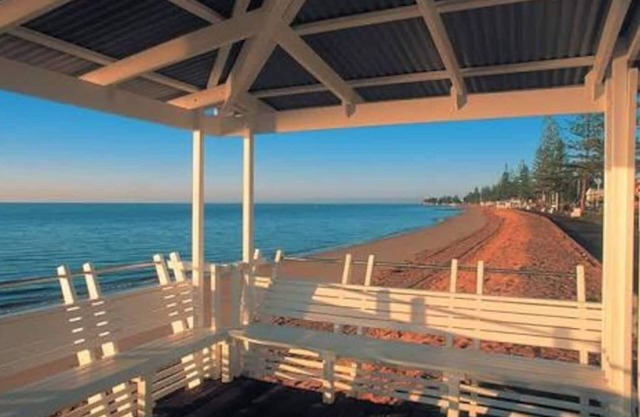 Perfect Position Trendy Private Street level Townhouse Suttons Beach Sea Views