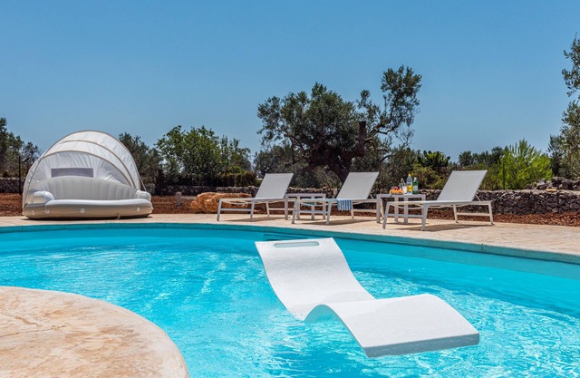 Villa de plage avec piscine privée - entourée d'un grand jardin verdoyant et paisible
