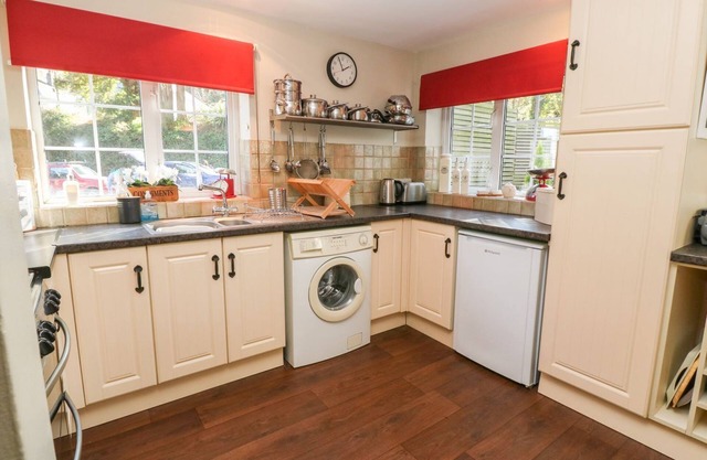 BEACH WAY COTTAGE, family friendly, with a garden in Gorran Haven