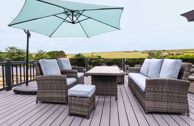 BEACHCLIFF, pet friendly, country holiday cottage, with pool in Porth