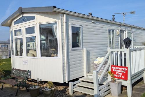 Beachcomber Cabin Dog Friendly - Anderby Creek