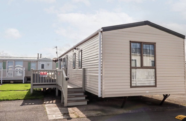 BEACHCOMBER D35, pet friendly, with pool in Towyn