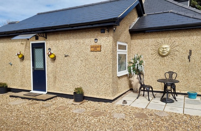 Beaches and Cream Cottage is a charming bungalow annexe home with one bedroom situated in a quite lo