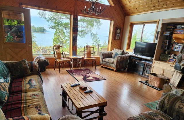 Deluxe Beachfront Log Home sur le lac Huron à D. I. offre intimité, vues, WIFI