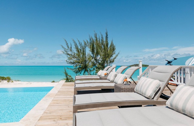 Nouvelle villa en bord de mer - piscine à débordement et plage de sable toute l'année