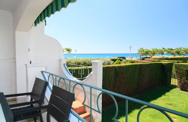 Belle maison avec piscine en bord de mer · UHC ARENAL 332
