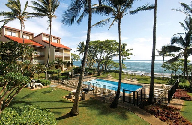 Beachfront 1-bedroom at resort with WiFi, AC in lovely Kapaʻa