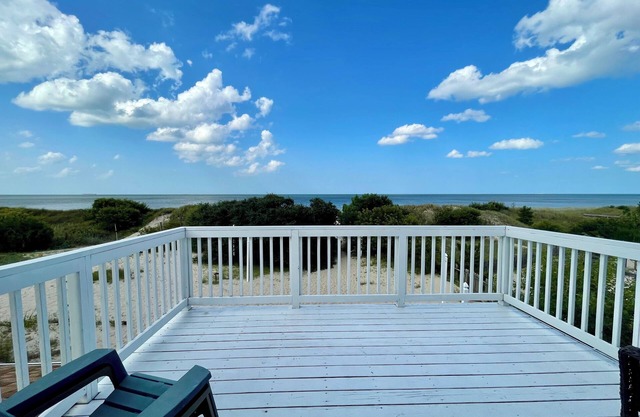 Beachfront 2 Bed/1 Bath Apartment with Amazing View!