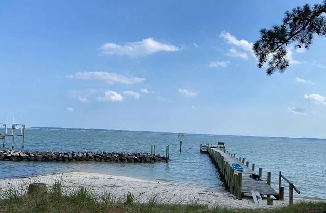 Beachfront 2 BR Cottage Where the Piankatank River Meets the Chesapeake Bay