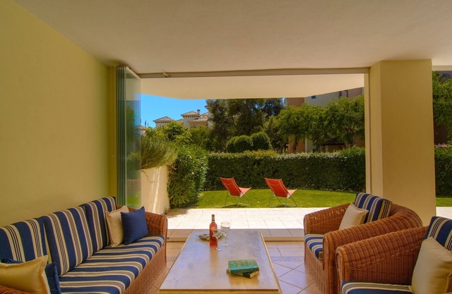 Beachfront 2-room apartment w/large terrace, WiFi, BBQ
