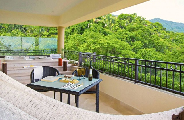 Beachfront 3 Bedroom Suite with Jacuzzi