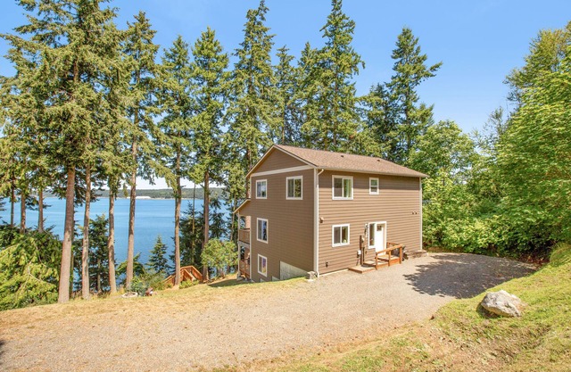 Beachfront three-story home w/deck, bay views, hot tub, game room, and WiFi