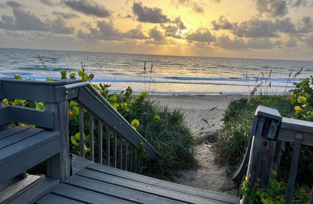Beachfront! 3rd Floor Corner Unit, Enjoy Sunrise to Sunset