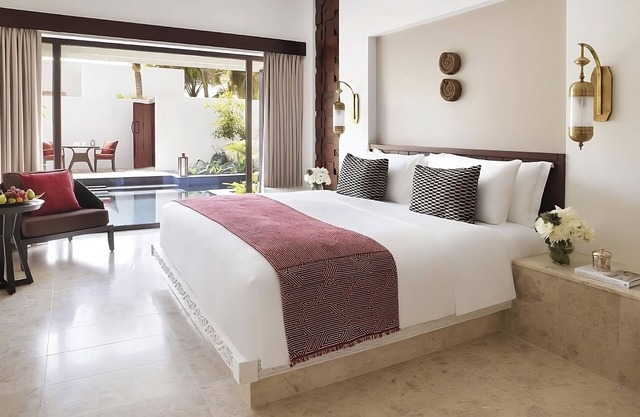 Beachfront Accommodations! Outdoor Pool, Spa Center, Complimentary Parking!