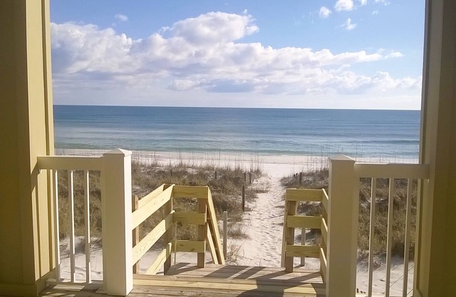 FRONT DE MER ET BELLE. ACCÈS À LA PLAGE PRIVÉE, VUES SANS FIN DE LA PLAGE PRIVÉE