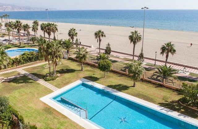 Appartement en bord de mer avec piscine