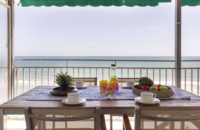 Appartement en bord de mer avec terrasse, climatisation et WiFi à La Pineda