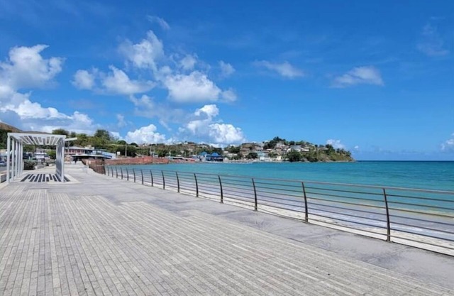Beachfront Apartment with Pool, A/C & Free Parking