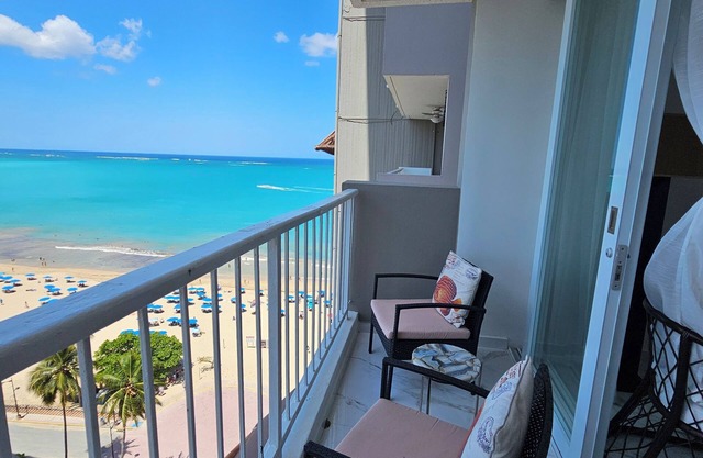 Beachfront apt w/ 2 beds in Isla Verde. 2-5 minute walk to restaurants & shops!
