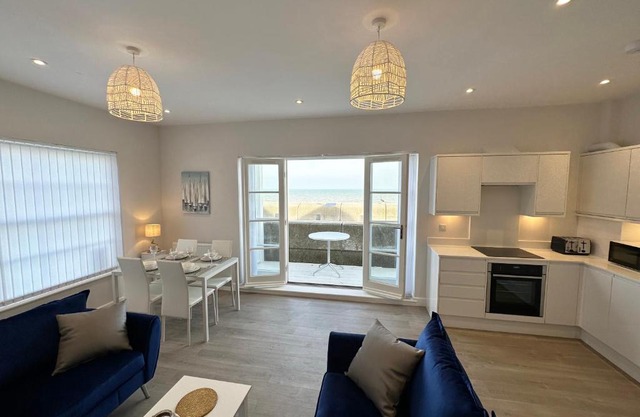 Beachfront Bliss Apartment - Near Hythe - On Beach Seafront - Private Parking