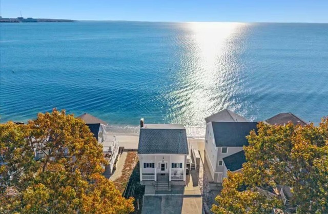 Beachfront Bliss-Spectacular Views of Niantic Bay