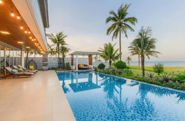 Beachfront Bliss: Lux Pool Villa with Garden
