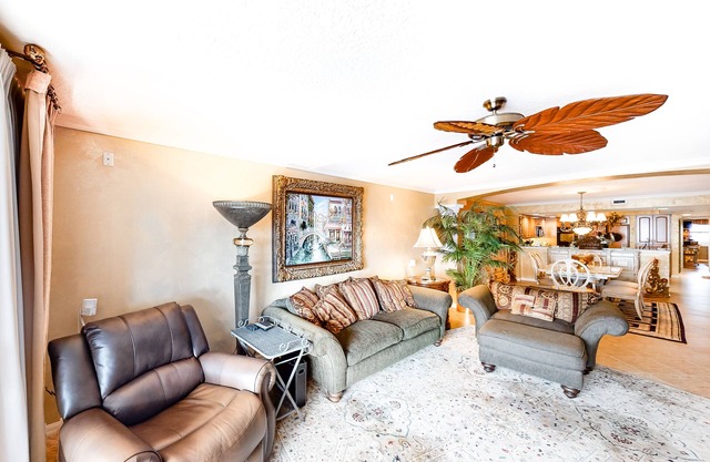 Beachfront condo w/Gulf views, balcony, washer/dryer, central A/C, shared pools