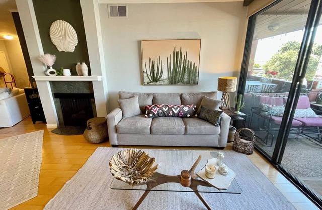 Beachfront Condo in the heart of Ventura AND 2 min walk to Main street!