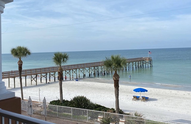 Condo sur la plage à La Contessa!, 3BD / 3BA, piscine Cabana, Pêche privée Pier