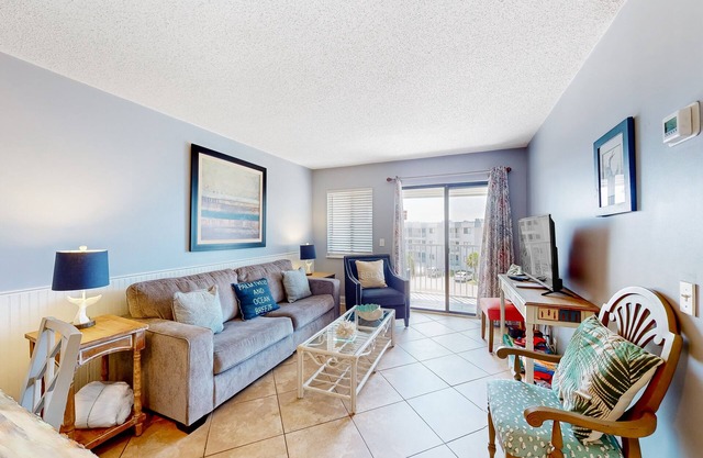 Beachfront condo with 2 pools, Gulf views, hot tub, & cozy balcony