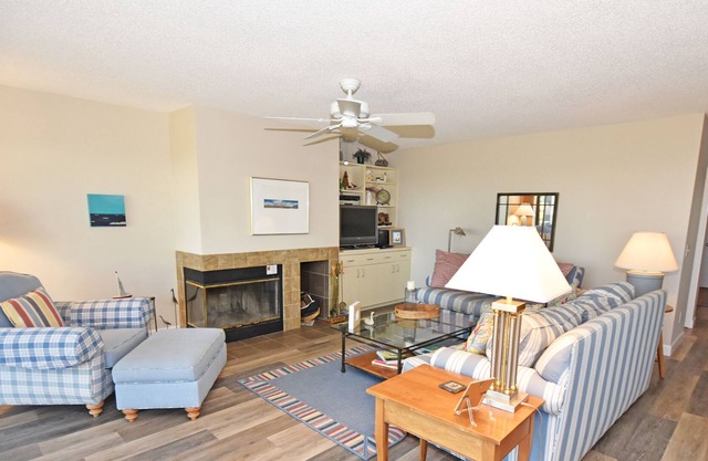 Beachfront condo with Lake Michigan views, deck, washer/dryer, fireplace, WiFi