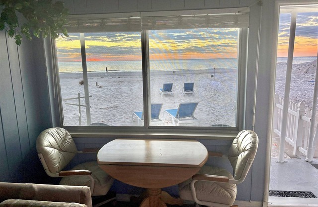 ** Rez-de-chaussée DIRECT BEACHFRONT chalet ** Sortez la porte et dans le sable !!**