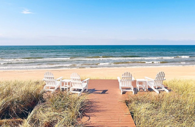 Beachfront Cottage on Lake Michigan. Summer 2025 open! Dog Friendly!