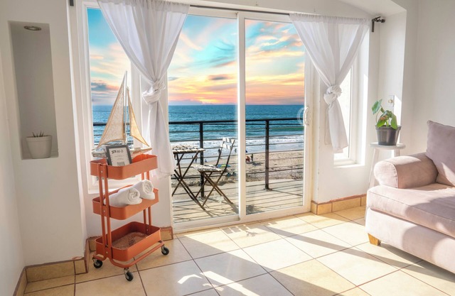 BEACHFRONT Cozy 1 Bdr Apt