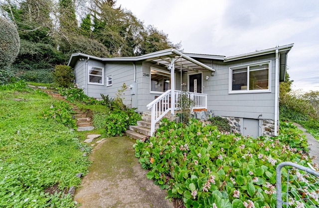 Beachfront Escape at Moonstone Beach with sunset-view deck, washer/dryer & WiFi