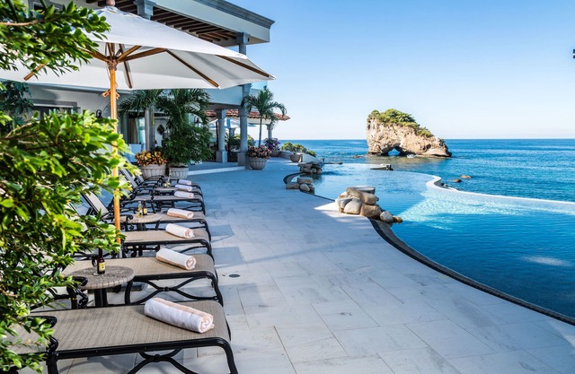 Domaine en bord de mer avec coucher de soleil sur le célèbre Los Arcos de Puerto Vallarta