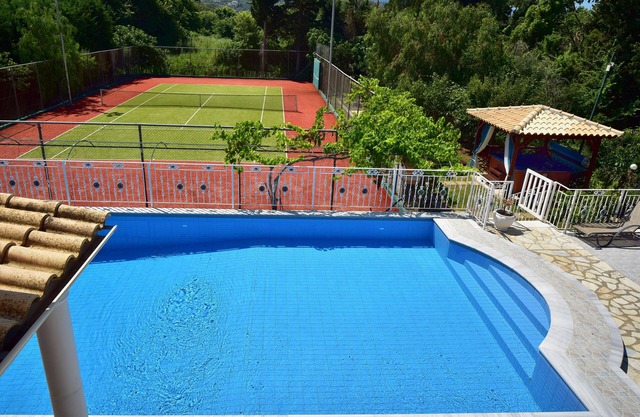 Villa de luxe en bord de mer avec piscine privée, tennis, piscine, jacuzzi ...