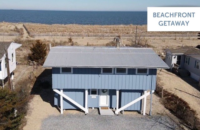 Beachfront Getaway (Backyard Fire Pit, Grill, Deck). 3BD + Bonus Room. 3 BA