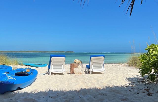 Sable rose, eau turquoise - escapade en bord de mer