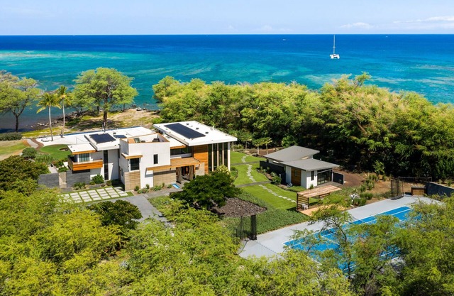 BRAND NEW BEACHFRONT RESORT HOME 2 acres avec piscine, tennis, volley-ball, plus