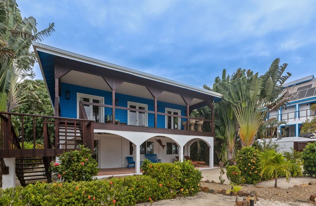 Villa en bord de mer avec vue sur la mer, véranda et quai / hamacs partagés!
