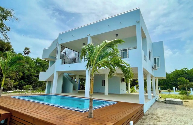 Beachfront Home w/ Pool, Volleyball & Rooftop View