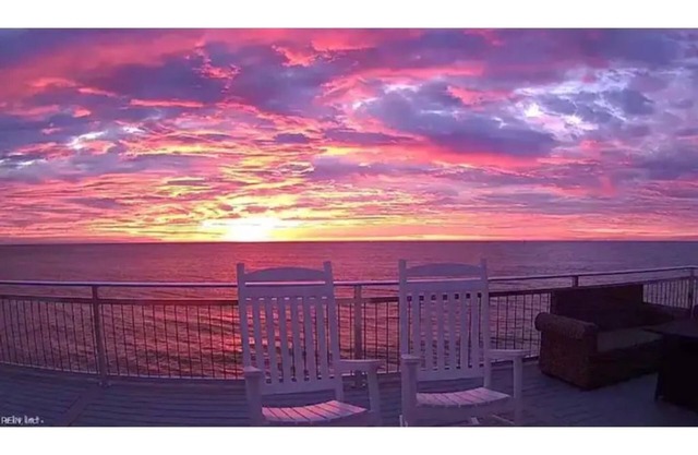 ☆ Beachfront Home w/ Stunning Views, Hot Tub, Luxury Kitchen & Private Beach!
