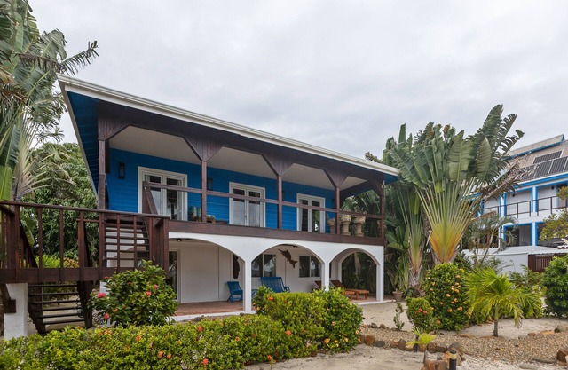 Maison en bord de mer avec quai, patio, terrasse, hamacs et belle vue sur la mer!