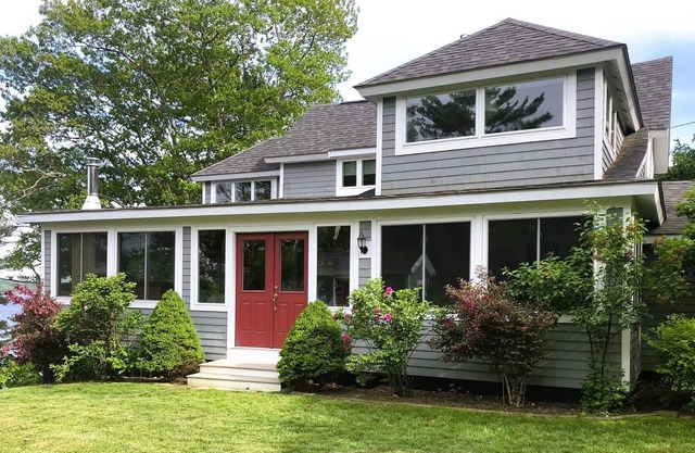 Beachfront House, sleeps 6 and pet friendly!